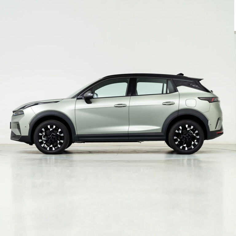 LYNK & CO 06 - side