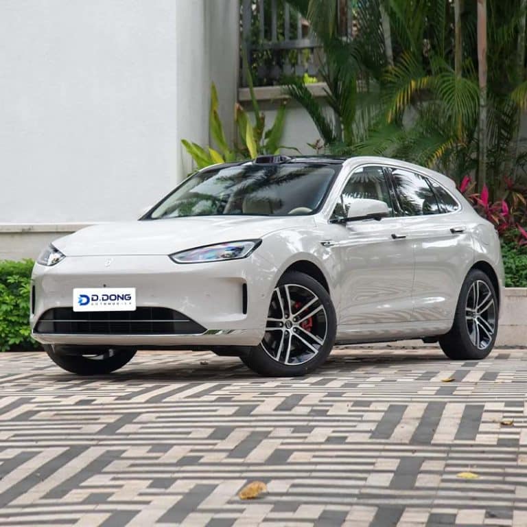 2025 AITO M5 extended range/electric SUV left front