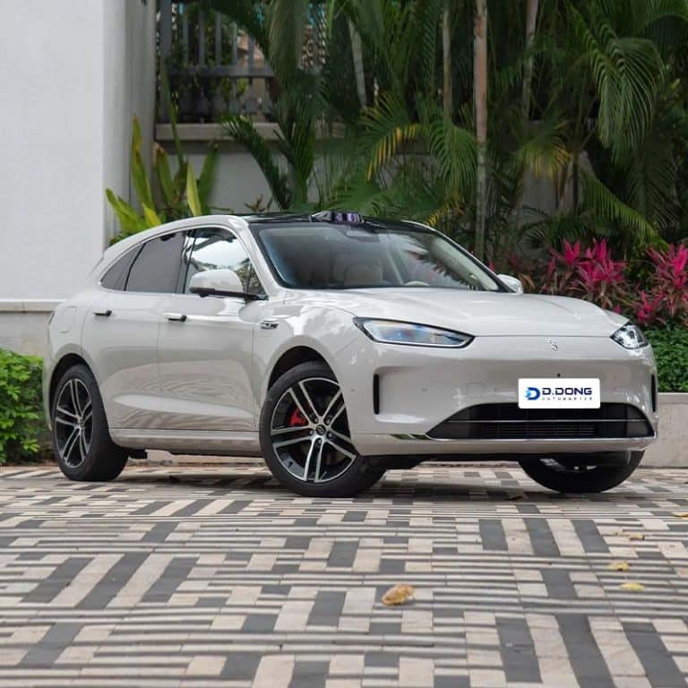 2025 AITO M5 extended range/electric SUV right front
