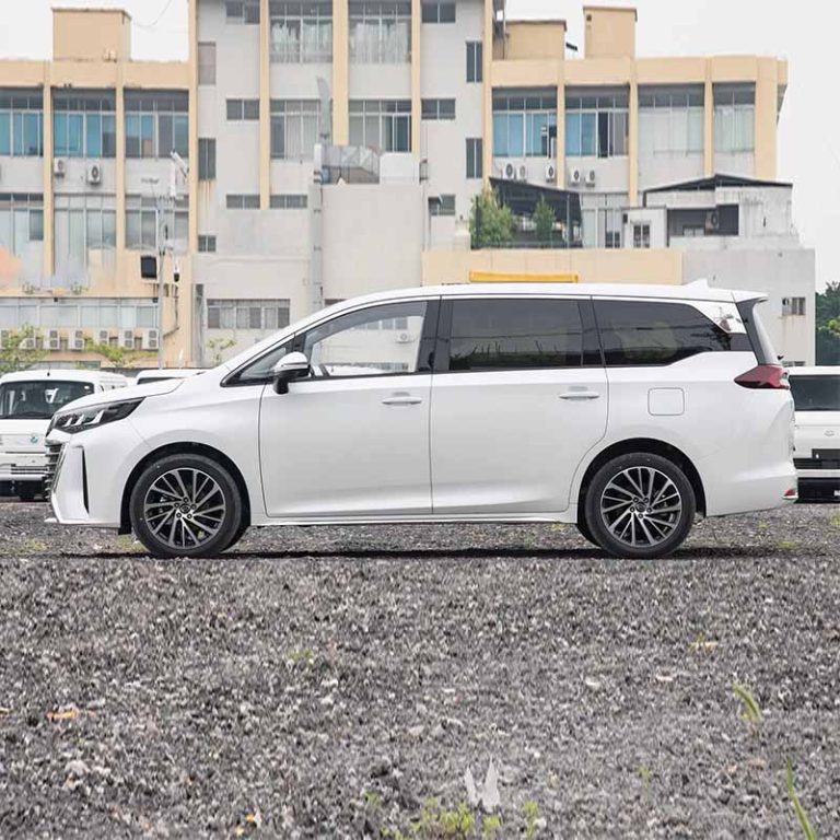 GAC Trumpchi M6 side