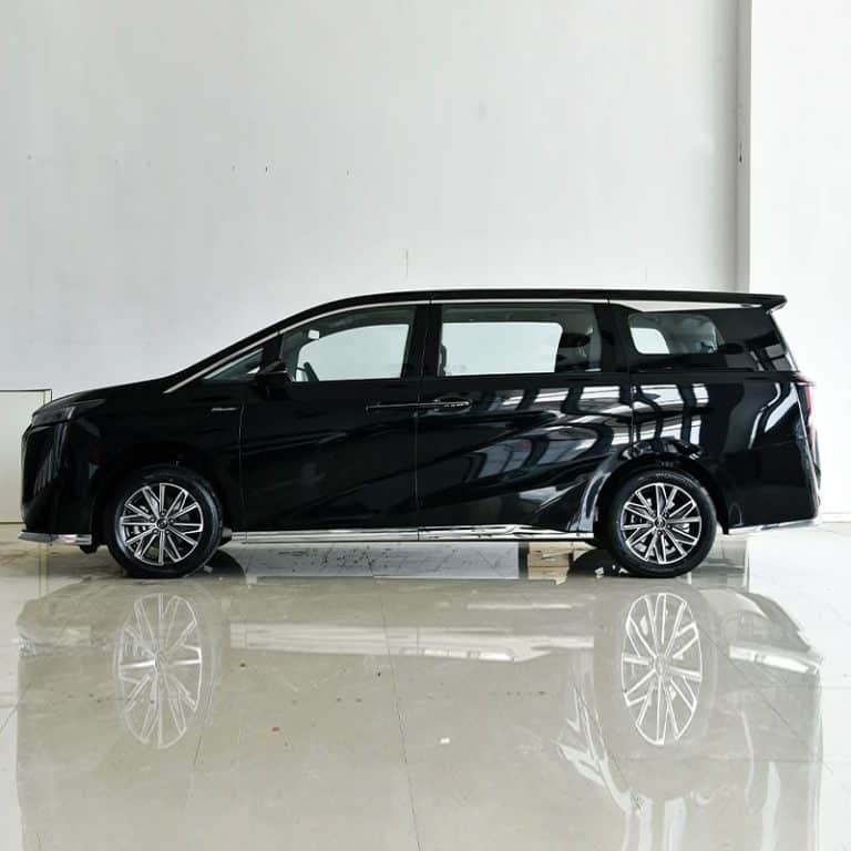 GAC Trumpchi M8 side