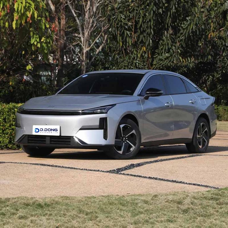 2025 Geely Galaxy L6 Compact plug-in hybrid sedan left front