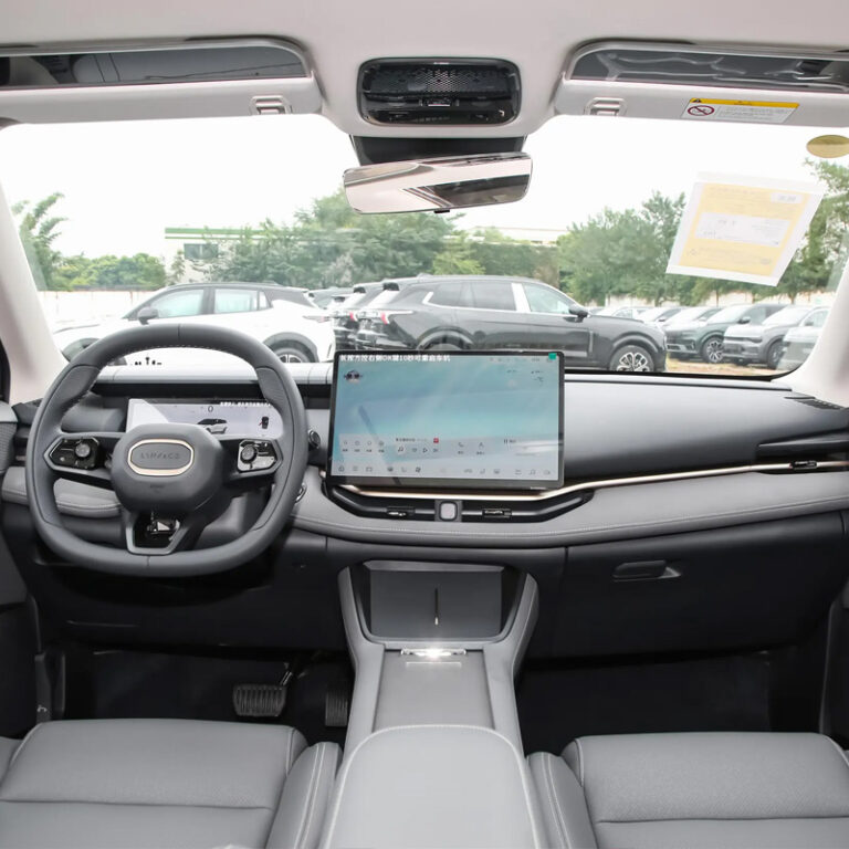 LYNK & CO 06 EM-P interior
