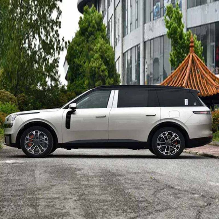 LYNK & CO 900 - side