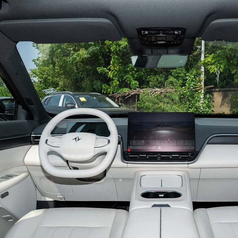 DongFeng-eπ008-Interior