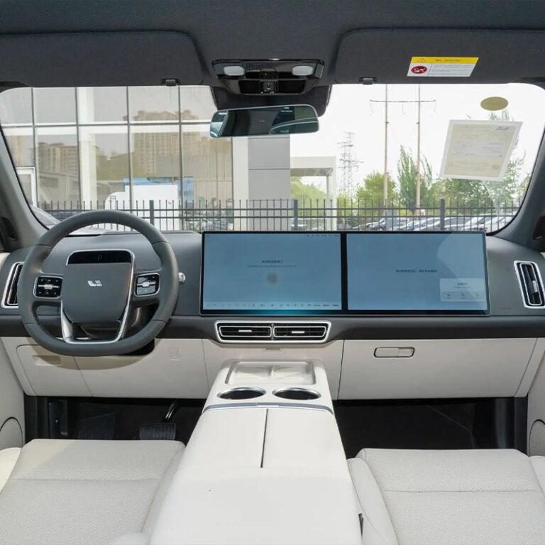 Li L7 extended-range SUV interior dashboard