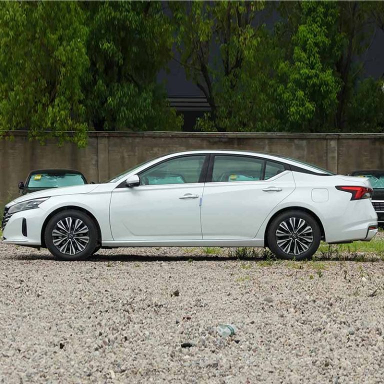 2025 Nissan Altima gasoline Mid-size sedan side