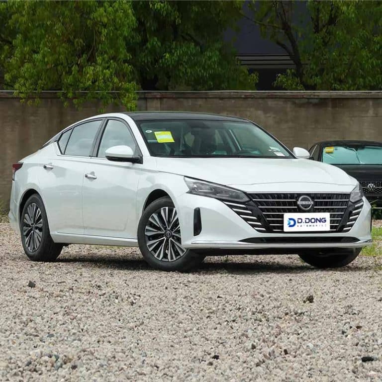 2025 Nissan Altima gasoline Mid-size sedan right front
