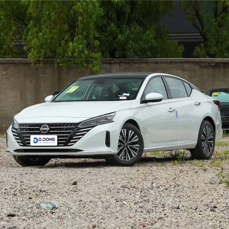 2025 Nissan Altima gasoline Mid-size sedan left front